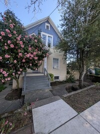 Building Photo - 3 Bedroom Bremerton Charmer with Stunning ...