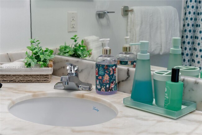 Building Photo - 1200 Brickell Bay Dr