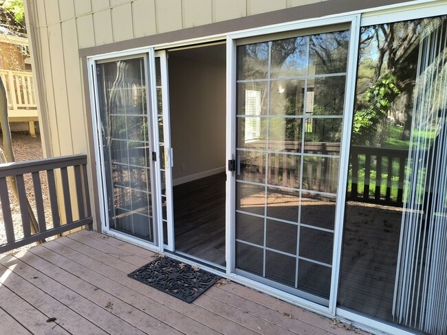 Building Photo - Newley Updated 4 bedroom, 2.5 bathroom Townhome in Citrus Heights!!!