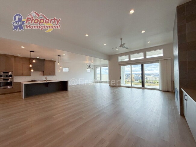 Building Photo - 3024 E Parulo Dr