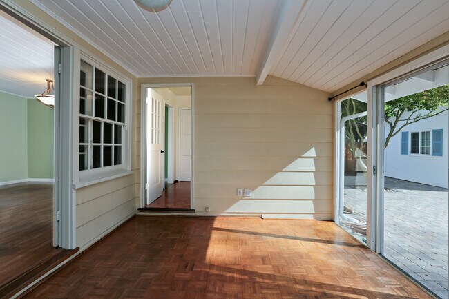 Building Photo - Charming 1 Bed 1 Bath Los Altos Cottage on...