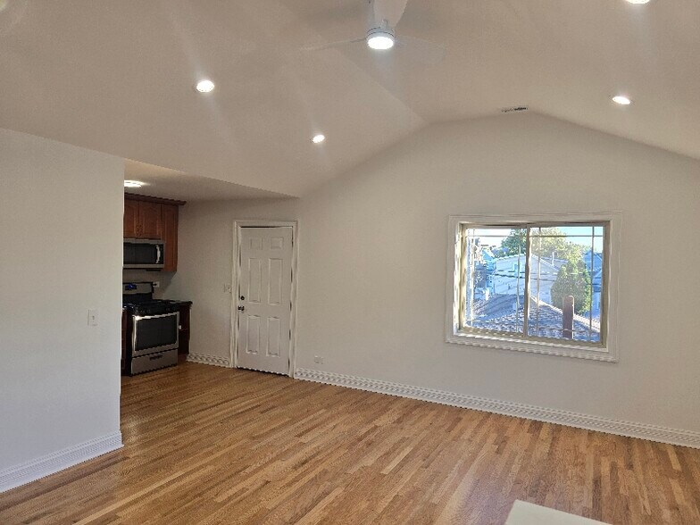 Building Photo - 4737 W Warwick Ave
