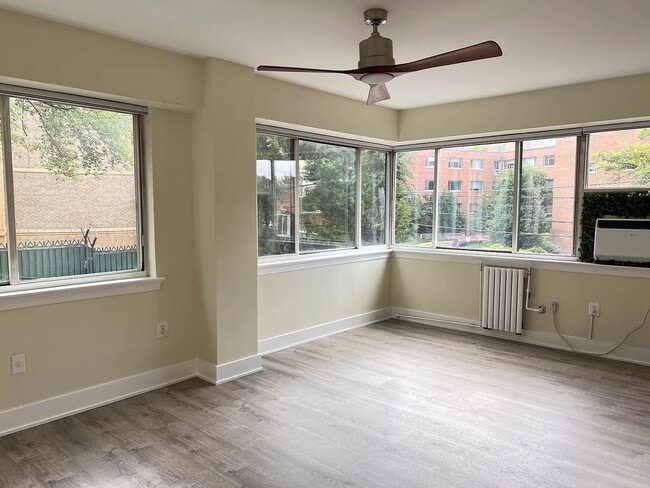 Building Photo - Great 2 Bed / 1 Bath Apartment near Embass...