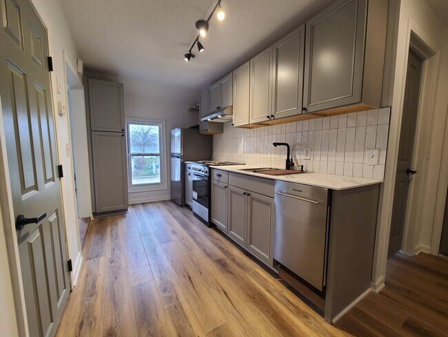 Building Photo - 556 Broadway St