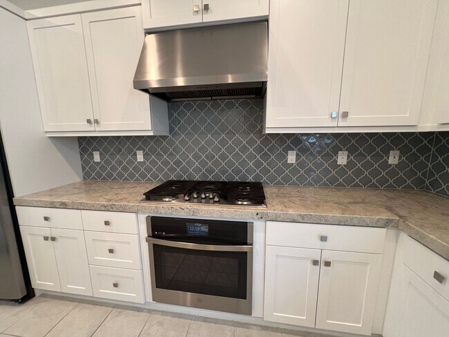 Building Photo - Beautiful furnished 4 bedroom Townhouse!