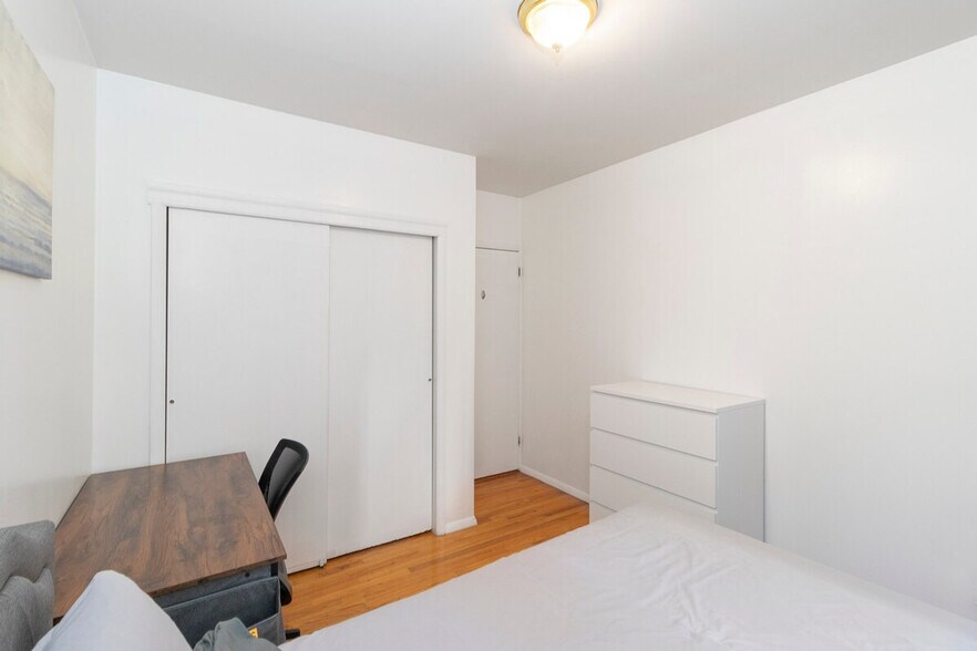 Building Photo - 215 B E 95th St