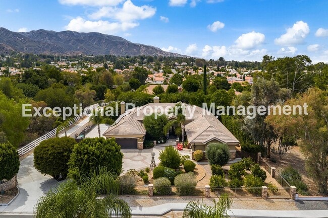 Building Photo - Amazing Executive Estate!