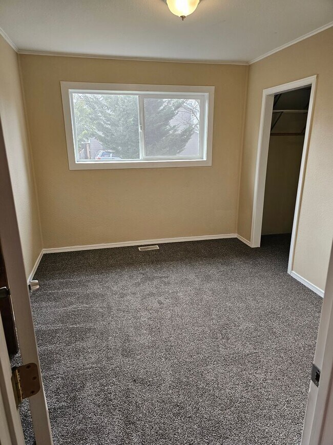 Building Photo - Charming 4Bed/2Bath Home in the Heart of Rainier! Available 6/10/26