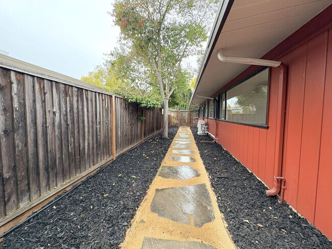 Building Photo - Newly Remodeled Single Family Home Available Now!