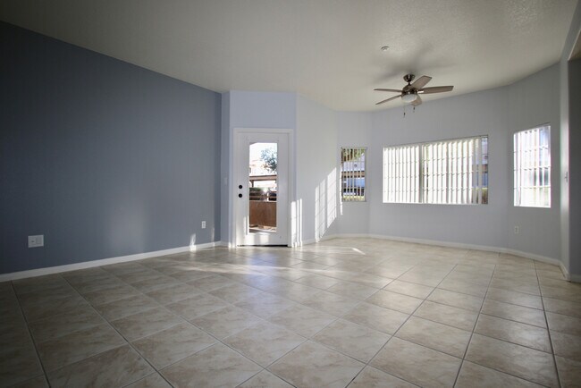 Building Photo - Beautiful 2BR / 2BA Renovated / Modern Con...