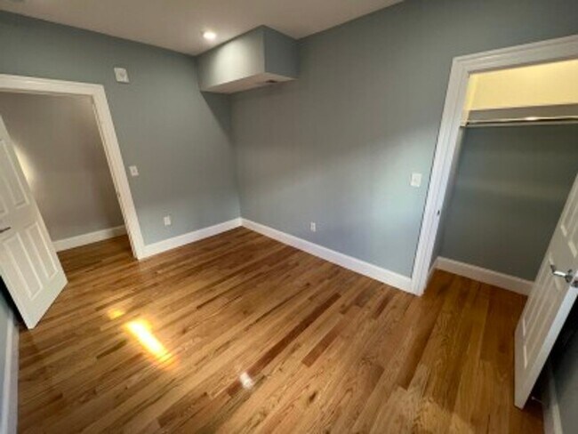 Building Photo - Beautiful Porter/Harvard 2 bedroom apartme...