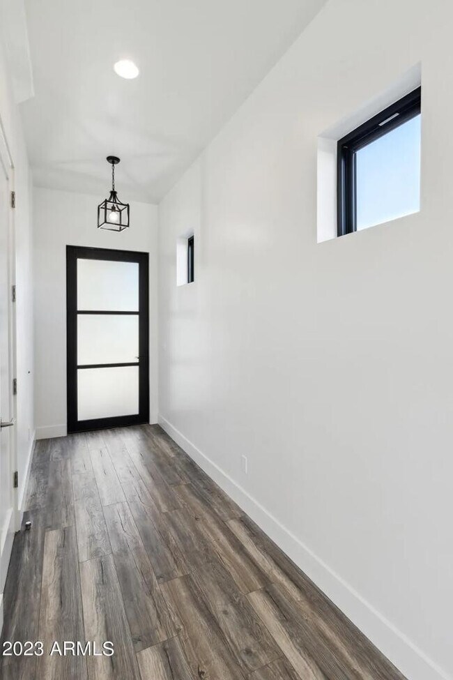 Building Photo - 902 W Hazelwood St