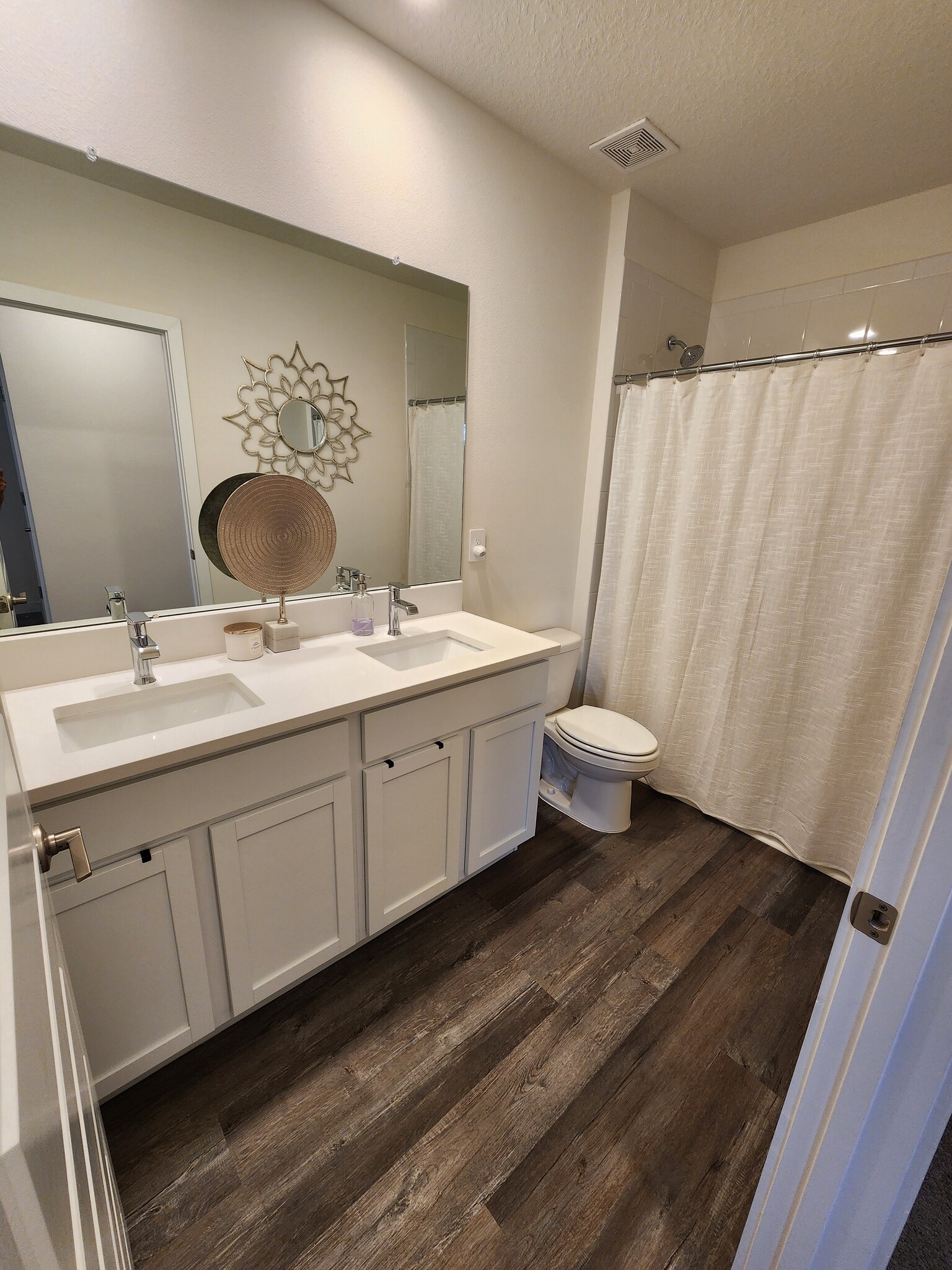 Upstairs guest bath - 17020 Barnwood Pl