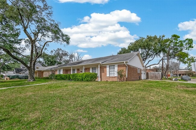 Building Photo - 9502 Skyline Dr