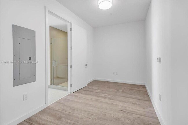 Building Photo - 2831 S Bayshore Dr
