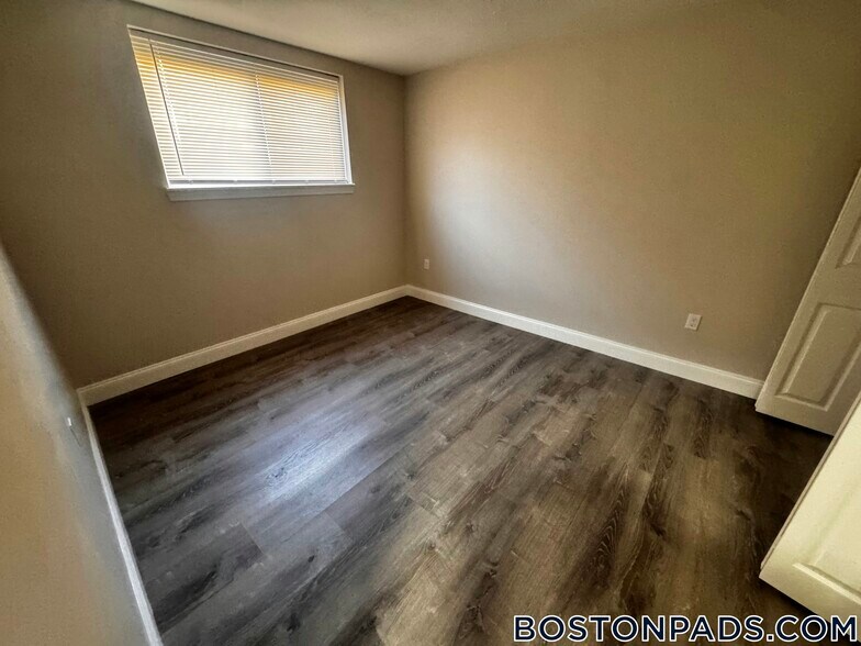 Building Photo - 148 Stevens St