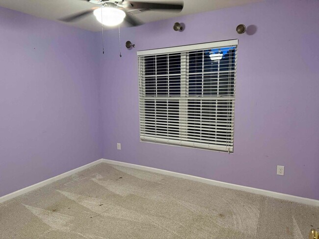 Building Photo - Updated 3 Bedroom Rental