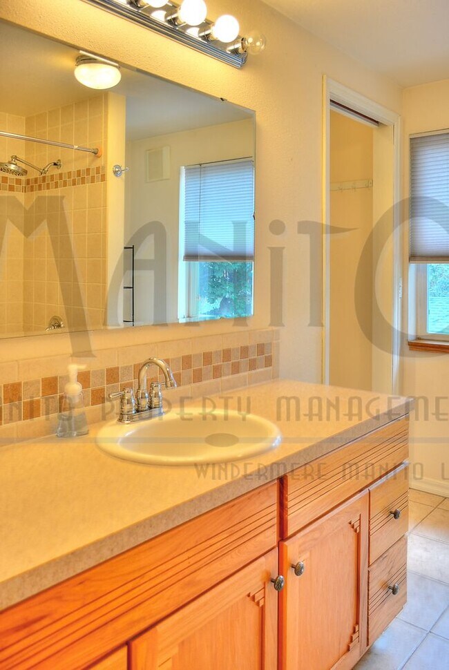 Building Photo - Stunning Brick Home near Audubon Park