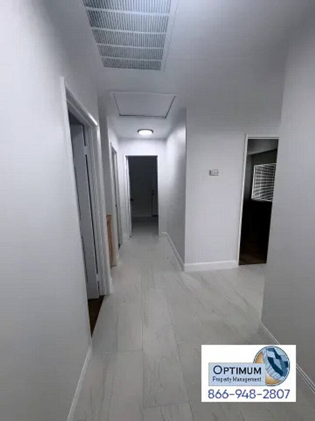 Building Photo - Spacious 4-Bedroom Home with Elegant Finishes & Convenient Location