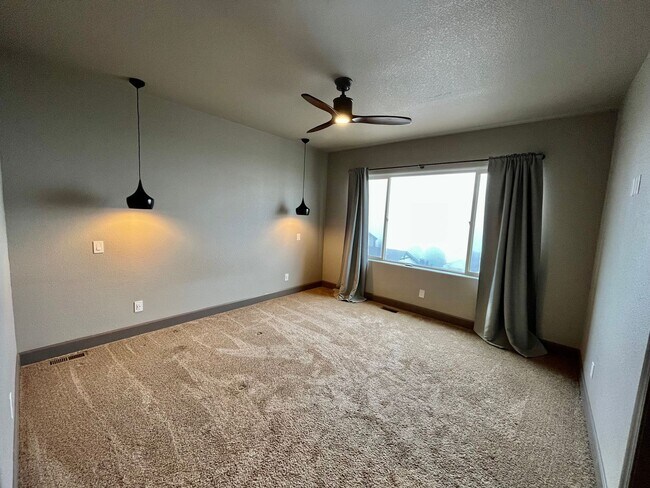 Building Photo - * Rare Find* Luxurious 3 Bedroom Modern-Rustic Townhome in Mountain Shadows