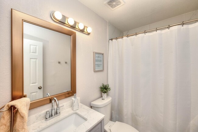 Building Photo - 621 Lakeshore Terrace