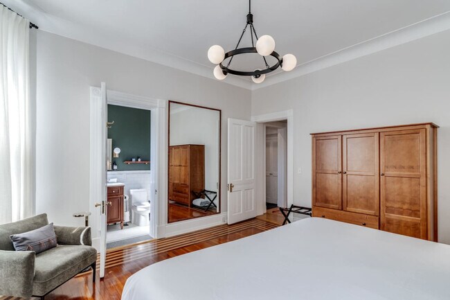 Building Photo - 351 Thrall St