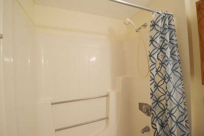 Building Photo - Holden: 2 Bed 1 Bath, Heat & Hot Water Inc...