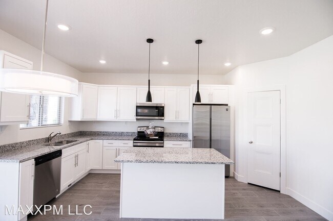 Primary Photo - 5 br, 3.5 bath House - 151 W Harvest Villa...