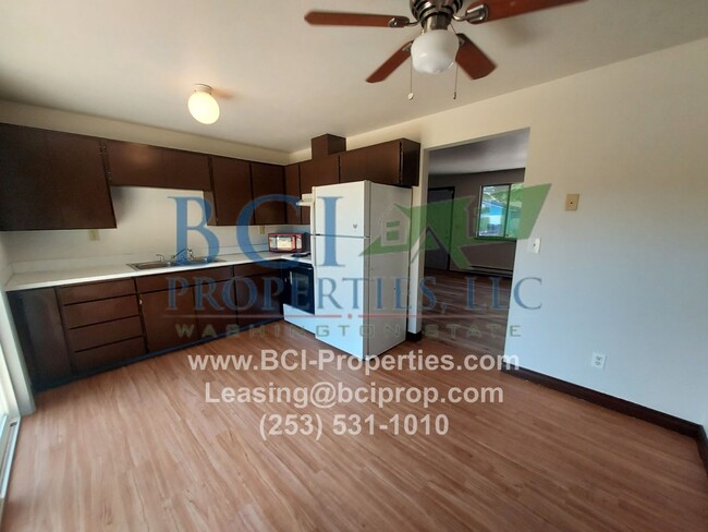Building Photo - Highly Desired 2 bedroom duplex with garag...