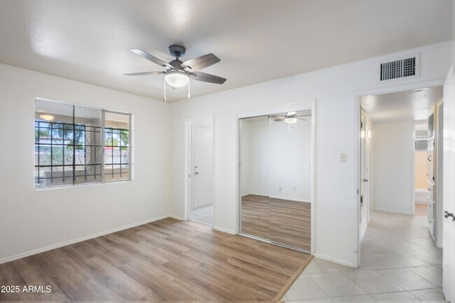 Building Photo - 5742 N 12th Pl