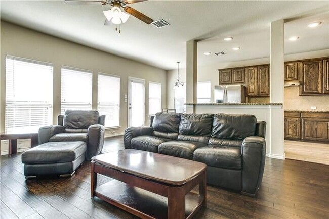 Building Photo - Frisco home ready for move in