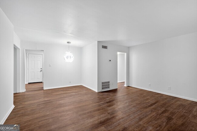 Building Photo - 2516 Peachwood Cir NE