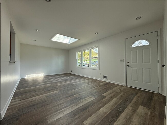 Building Photo - 1656 Jefferson Rd