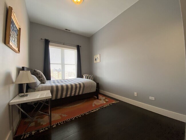 Building Photo - 744 N May St