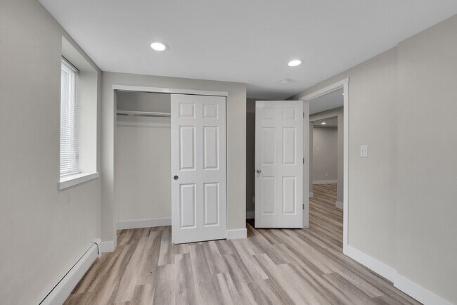 Building Photo - $3,195.00, 5 bed, 2 bath located in Denver
