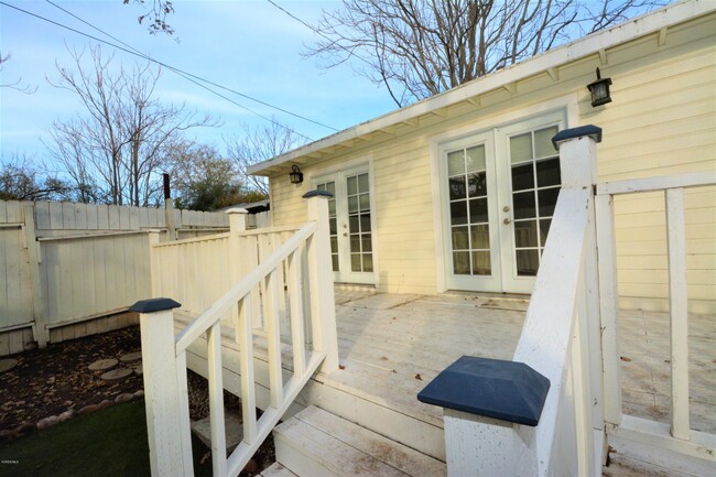 Building Photo - 2884 Crescent Way