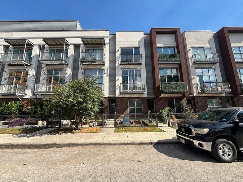 Primary Photo - 1132 E Quincy St