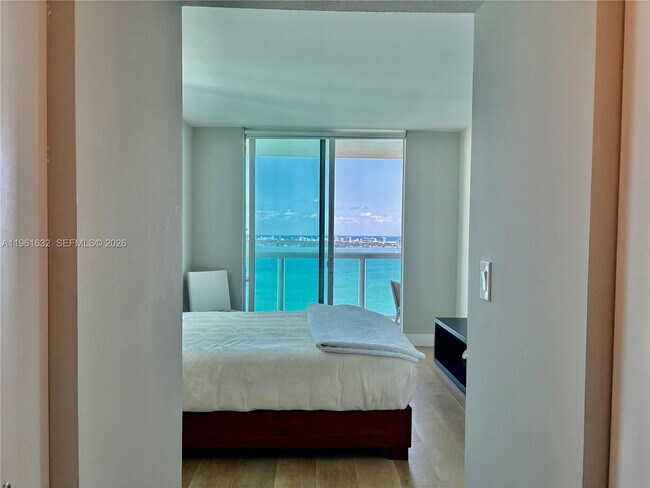 Building Photo - 1800 N Bayshore Dr