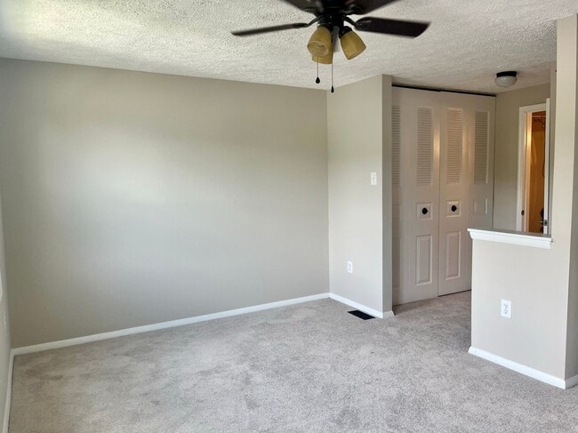 Building Photo - Charming 2 Bedroom/2 Bathroom in Laurel Valley!