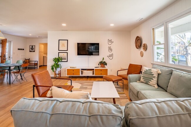 Building Photo - BEACH HOME NOW AVAILABLE-SHORT OR LONG-TERM