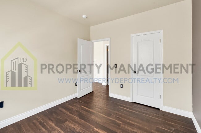 Building Photo - Spacious 2 (or 3!) Bed Condo in Gated Community