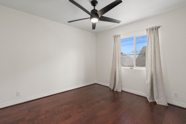 Building Photo - Crown Point 4Bed 3Bath (2 Primary suites) ...