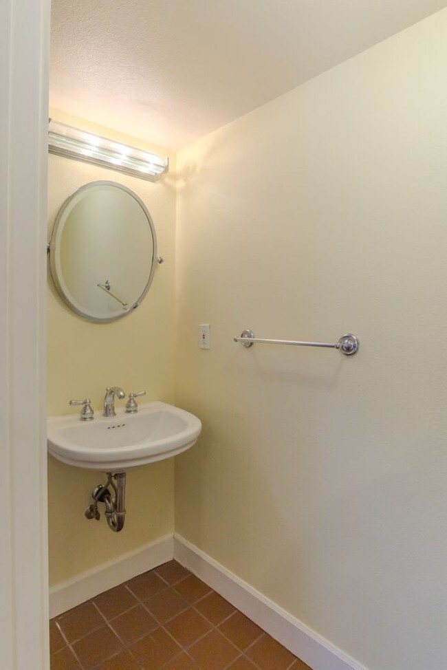 Building Photo - 3Bd/1.75Ba Seattle House