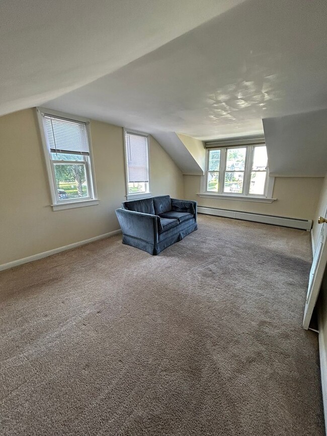 Building Photo - FOUR BEDROOM AVAILABLE - JUNE 1st, 2026