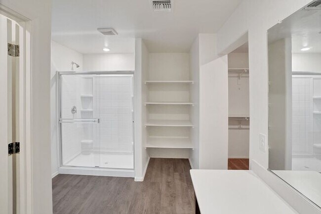 Building Photo - 4051 E Braddock Dr