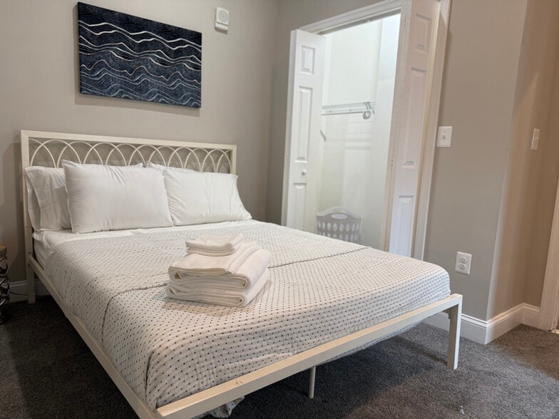 Building Photo - 3429 Chestnut Ave