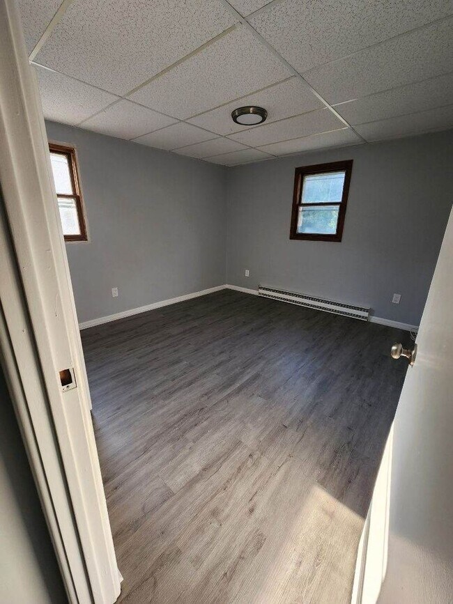 Building Photo - Renovated 1-Bedroom Apartment in Troy – Pe...