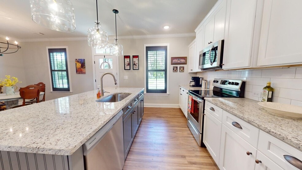 Building Photo - Like New Colonial Style Townhome close to Downtown Opelika