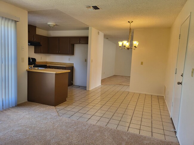 Building Photo - Charming Court home