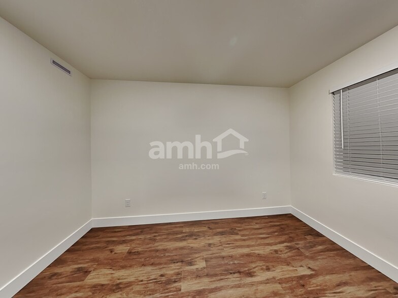 Building Photo - 752 S Rocker Ave